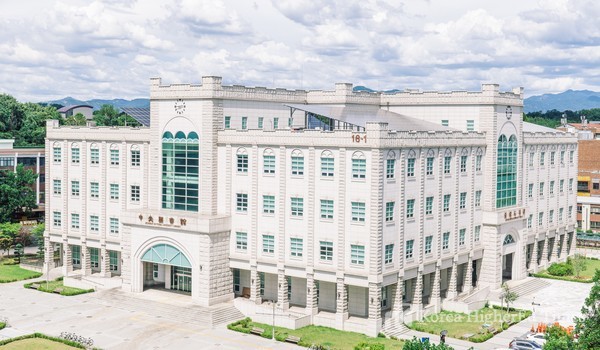 Jeonbuk National University Central Library (Photo courtesy of Jeonbuk National University)