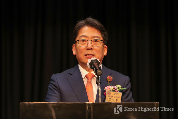 Inauguration speech of the new MBA alumni president Jeong Seok-bong (Photo courtesy of Dong-A University)