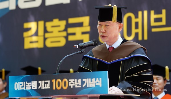 Heung-guk Kim, Honorary Doctor (Photo courtesy of Jeonbuk National University)